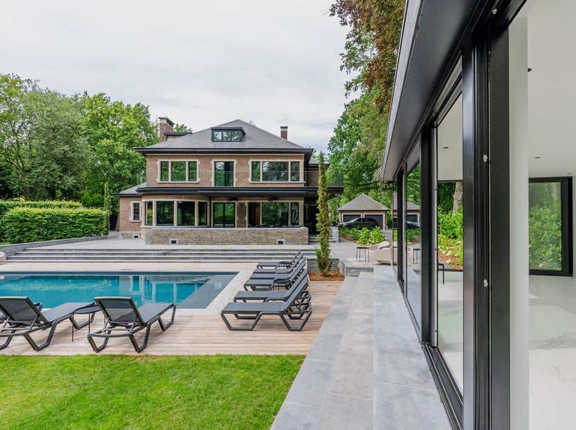 Dans l'exclusif Schotenhof se trouve cette villa majestueuse et luxueusement rénovée sur un magnifique terrain d'environ 4 162 m². La propriété allie
