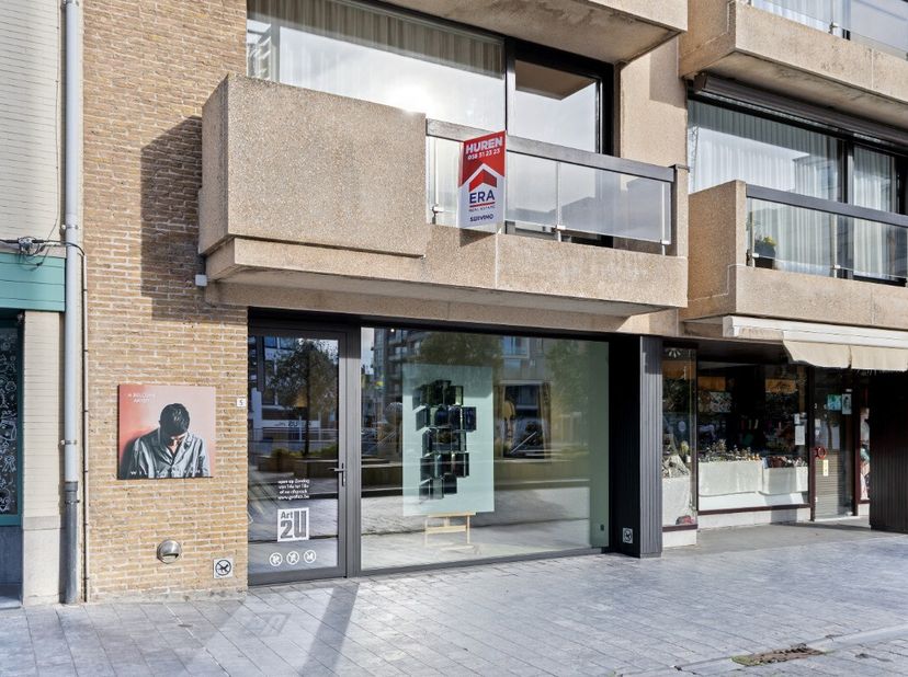 Koksijde :Op een toplocatie, pal naast het gemeentehuis, bevindt zich dit instapklare handelspand dat recent volledig en stijlvol werd gerenoveerd. He