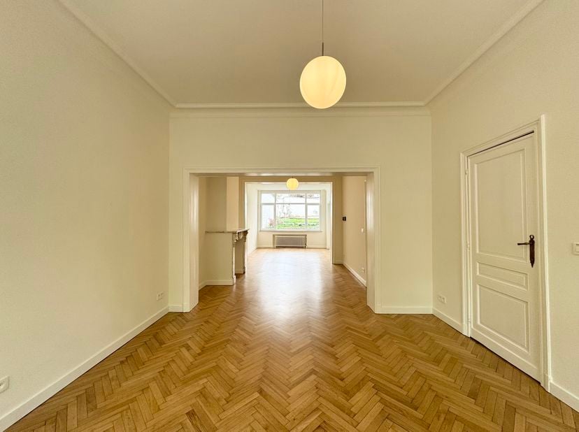 SCHAERBEEK, idéalement situé à proximité des Institutions Européennes et du Square Plasky, de nombreux transports et commerces, magnifique MAISON enti