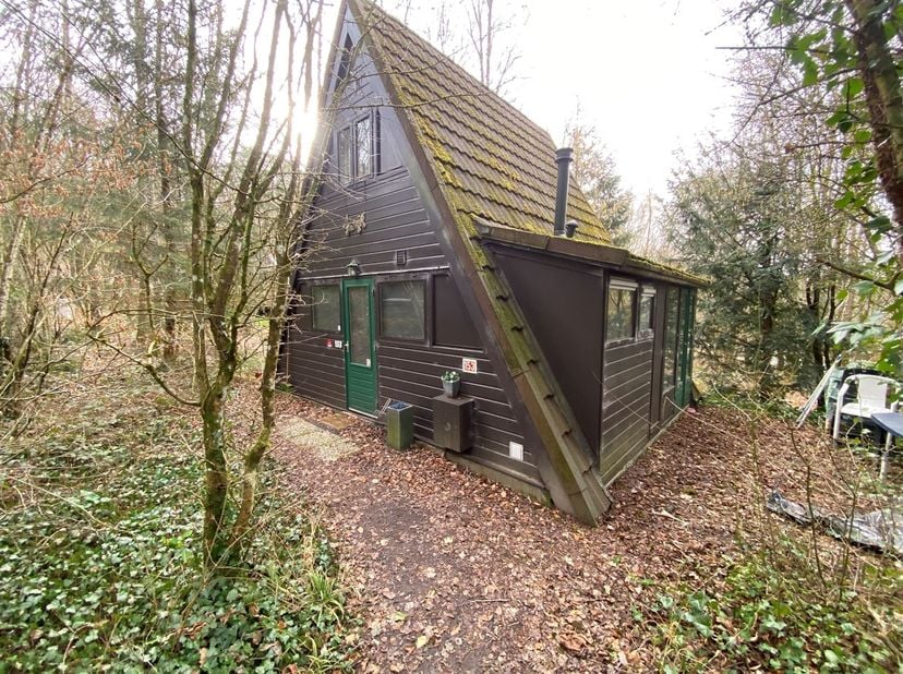 SUNCLASS VAKANTIEPARK DURBUY: Wij stellen u deze Bungalow n° 153 voor in het prachtige Durbuy Sunclass Holiday Park ! Centraal gelegen in het park, di