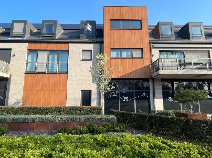 Lichtrijk instapklaar appartement met 2 slaapkamers, ruim terras en autostaanplaats<br />
<br />
Ligging: Gelegen aan de Poederleesteenweg in Lichta