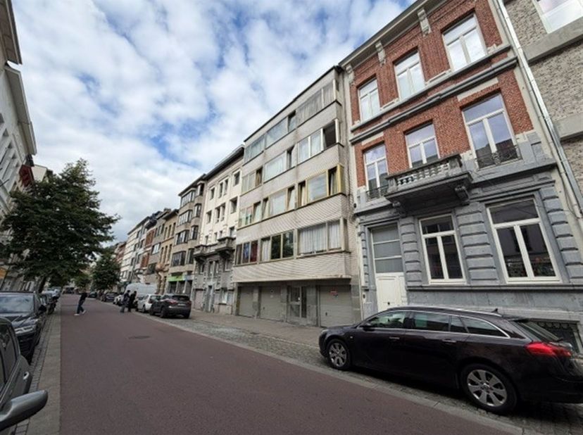 Op zoek naar een slimme investering of een comfortabele uitvalsbasis voor een studerend kind? Dan is deze studio in Antwerpen (2060) zeker een bezoek