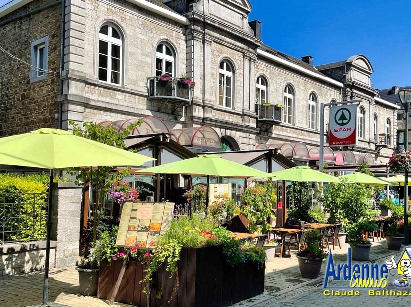 Rez : intérieur 16 ou 26 places assises suivant disposition, frigo bar, cuisine : 6 becs gaz, 2 friteuses, tables de travail, four "Rational", chambre