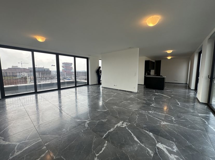 Unieke kantoorloft te huur met zicht op de jachthaven – Entrepotplaats 4<br />
Welkom op Entrepotplaats 4, waar stijlvol werken en een uitzonderlijke