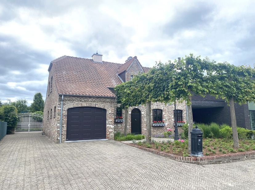 Deze knappe gezinswoning telt 3 slaapkamers en een mooie gezellige tuin. Tevens beschikt de woning over een ruime kelder, voorzien van een volledig in