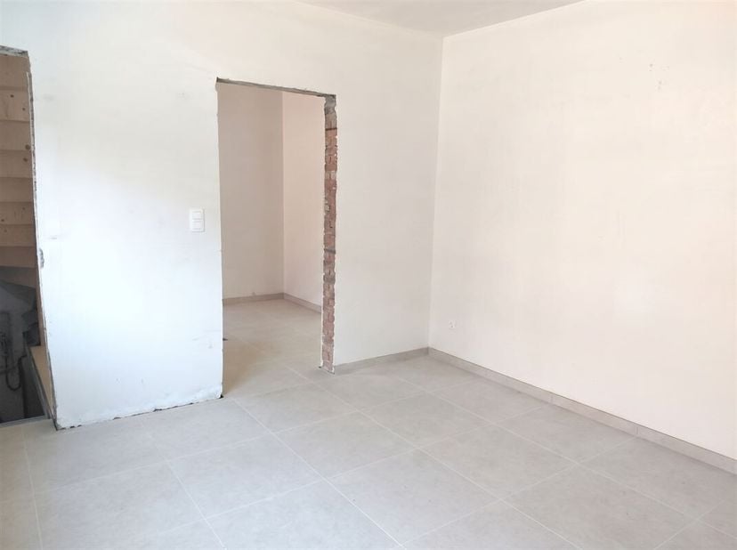 Vraag uw bezoek aan via info@optimusvastgoed.be!<br />
TE HUUR: Nieuwbouwwoning met 3 slaapkamers te Koersel!<br />
Deze woning is gunstig gelegen vla