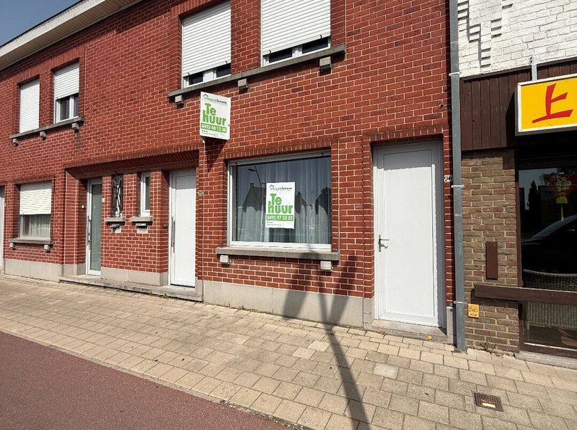 Deze volledig vernieuwde woning bestaat uit: inkomhal - zij-ingang - voorplaats - living - keuken - terras - tuin - tuinberging - wasplaats - afzonder