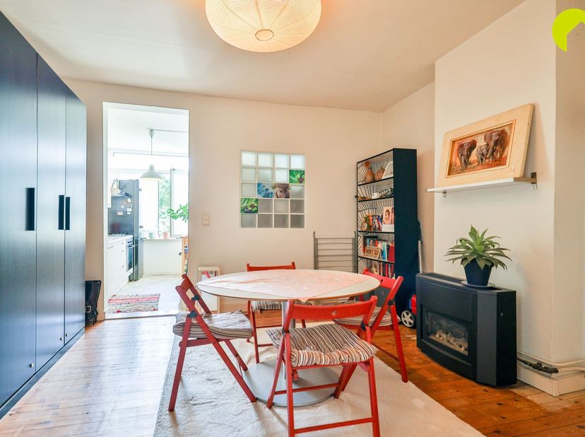 Dit gezellige 1-slaapkamerappartement is gunstig gelegen in Wilrijk, op korte afstand van belangrijke invalswegen, parken, scholen, winkels en het ope