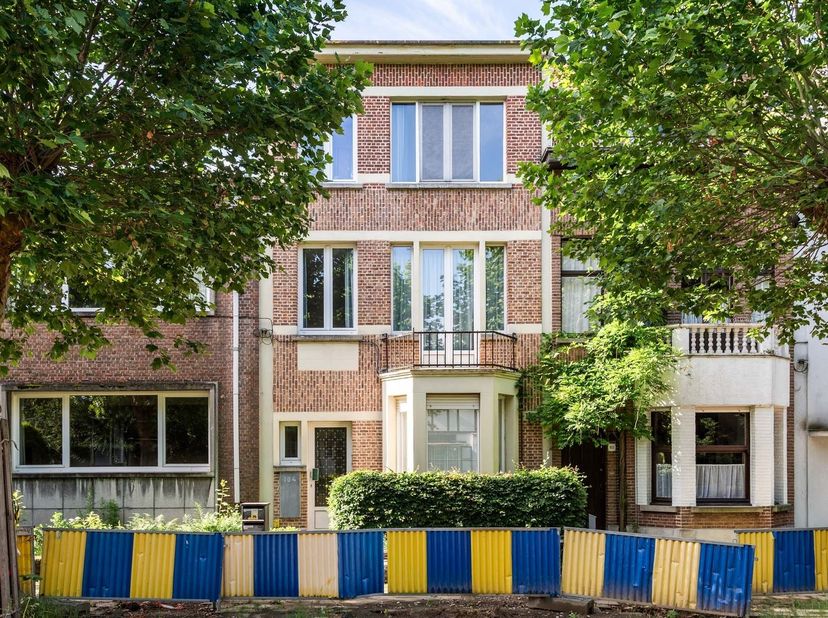 Karaktervol appartement (68m²) voorzien van twee slaapkamers en een zonnig terras op toplocatie biedt een uitstekende opportuniteit voor eigen bewonin