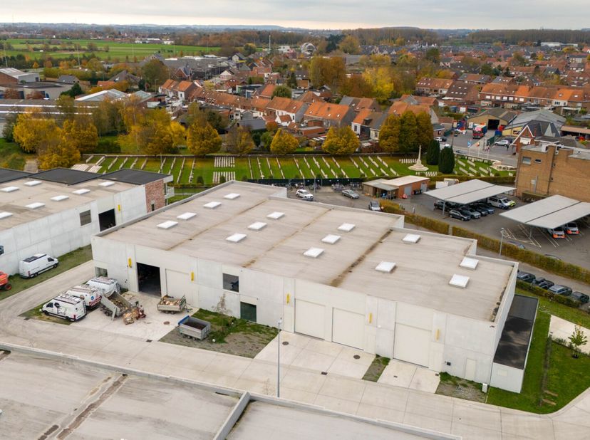 In de nieuwe KMO-zone De Stip te Harelbeke bieden wij een afgewerkte loods van 360m² aan, ideaal voor ambachtelijke of groeiende ondernemingen.<br />