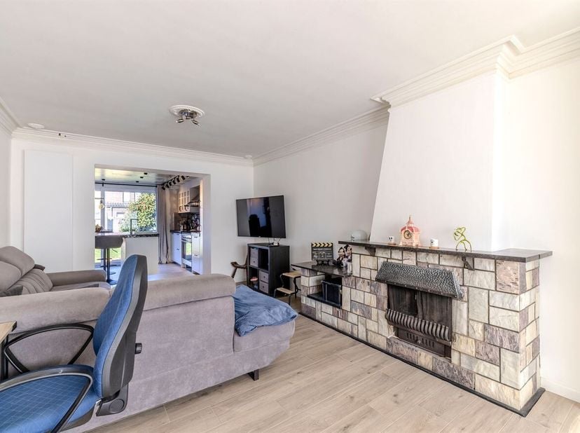 Woning met 3 slaapkamers, garage en gezellige tuin in Laakdal<br />
Bij binnenkomst word je verwelkomd in de inkomhal, die toegang biedt tot een apart