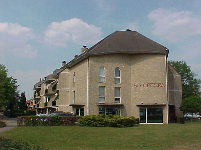 Goed gelegen appartement 1V, LIFT, 2 slpk, terras en garage<br />
-Inkomhal met stenen vloer <br />
-Woonkamer met stenen vloer(+/-41m²), zonneluifel,