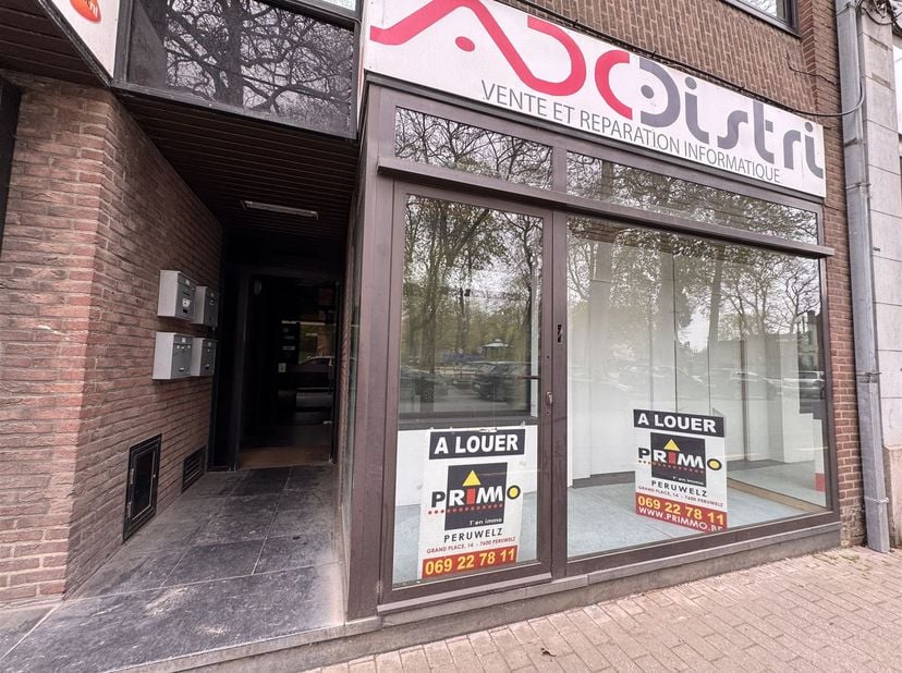 Surface commerciale de +/- 100 m² sise au centre de Péruwelz, en face du parc. <br />
<br />
Ce commerce bénéficie d'une salle principale de +/- 30