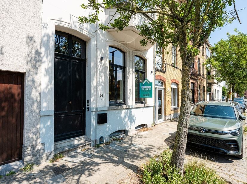 Algemeen<br />
Tussen de Sterre en het Station Gent-Sint-Pieters vinden we deze aangename kantoorruimte met uitstekende bereikbaarheid. oprit van E17,