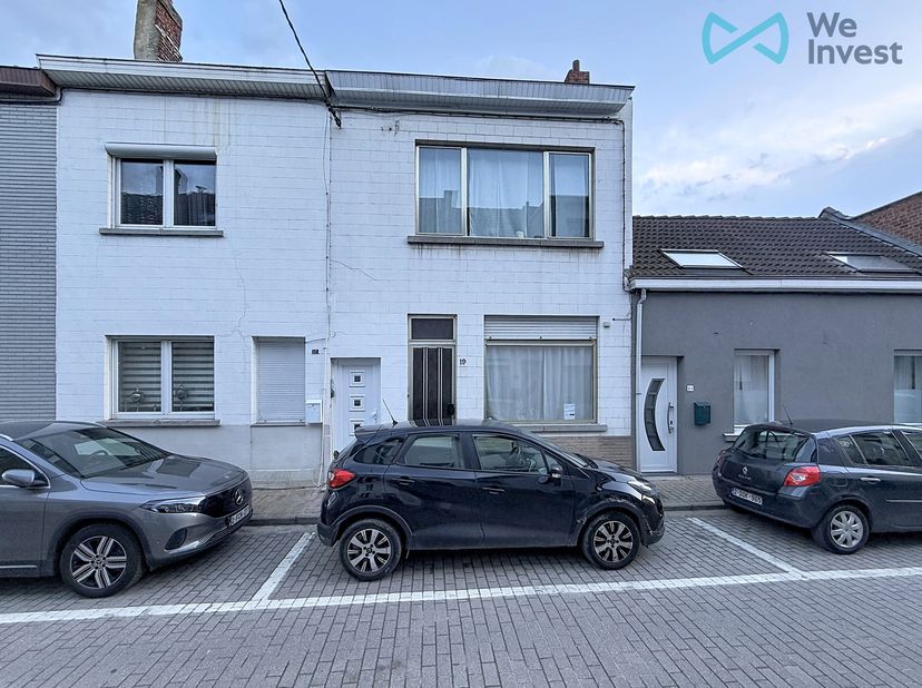 *** À VENDRE *** SINT-PIETERS-LEEUW – Maison unifamiliale à rafraichir offrant 3 chambres et une terrasse plein Sud pour une superficie totale de +/-