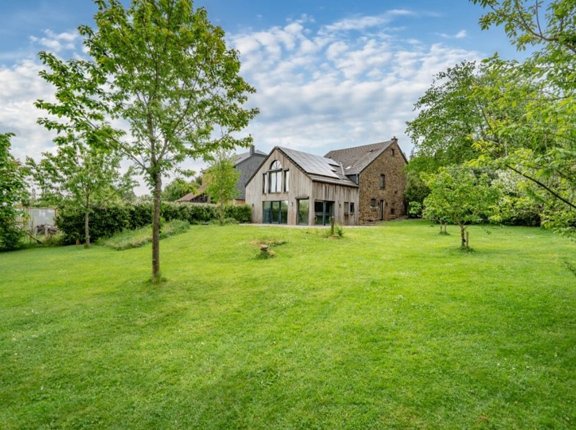 Lagence immobilière ERA B-LUX a le plaisir de vous présenter ce superbe ensemble immobilier situé dans le village de Fays (Manhay). Cet ensemble immob