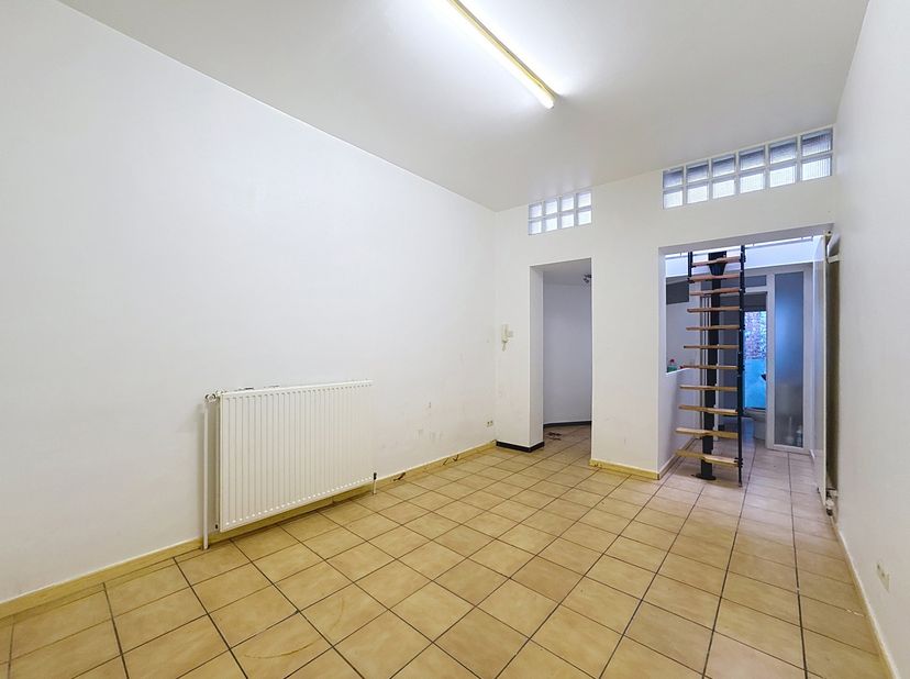 Séjour, <br />
Cuisine avec hotte, taque, évier, rangements, emplacement frigo et machine à laver. <br />
Salle de douche avec toilette, lavabo et cab