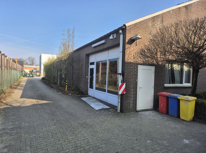 Goed gelegen bedrijfsgebouw te Genk-Zuid, gelegen op 6 km van de E314. Dit gebouw heeft een oppervlakte van 615m², waarbij het voorste gedeelte 450m²