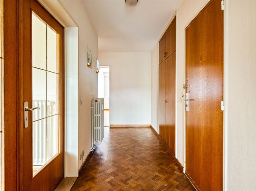 Het appartement bevindt zich op de eerste verdieping van een verzorgd gebouw met lift aan het Wim Saerensplein in Antwerpen. De ligging is bijzonder g