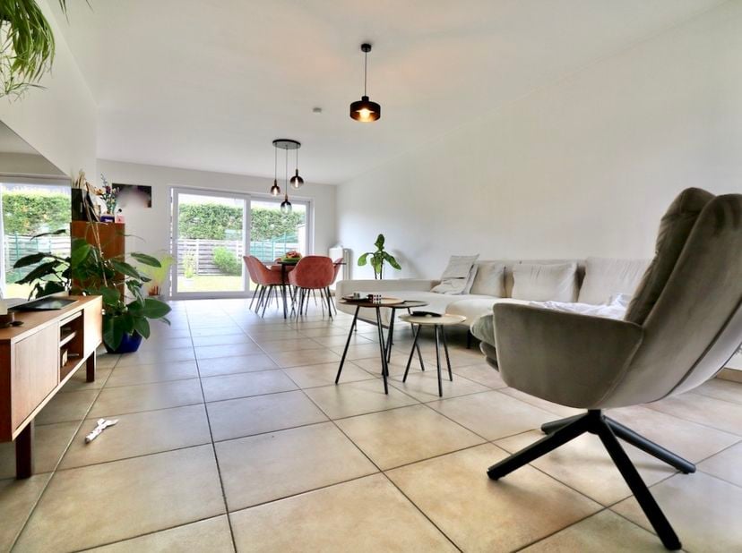 Bent u op zoek naar een comfortabele en energiezuinige woning op een rustige, maar centrale ligging? <br />
Deze ruime en goed onderhouden woning bied