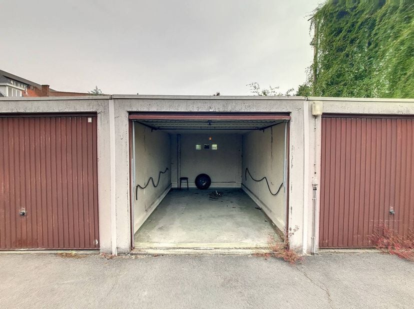 In de Meensesteenweg 111 G 7 te Roeselare bevindt zich deze garage met een kantelpoort. Het garagecomplex is afgesloten met een automatische poort waa