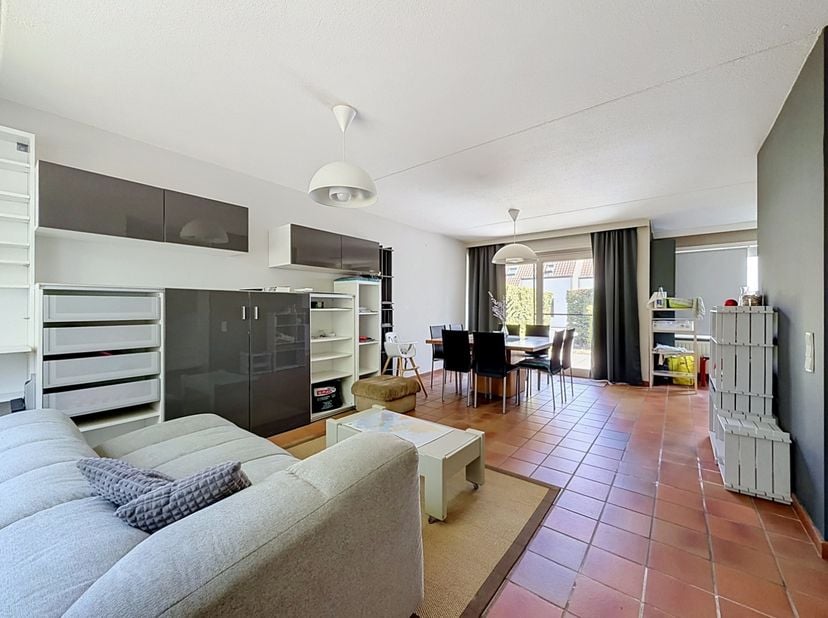 Gezellige en volledig gemeubelde woning met uitweg aan de Louisweg in de Simliwijk. Centraal en rustig gelegen in het groene domein Ysermonde, tussen