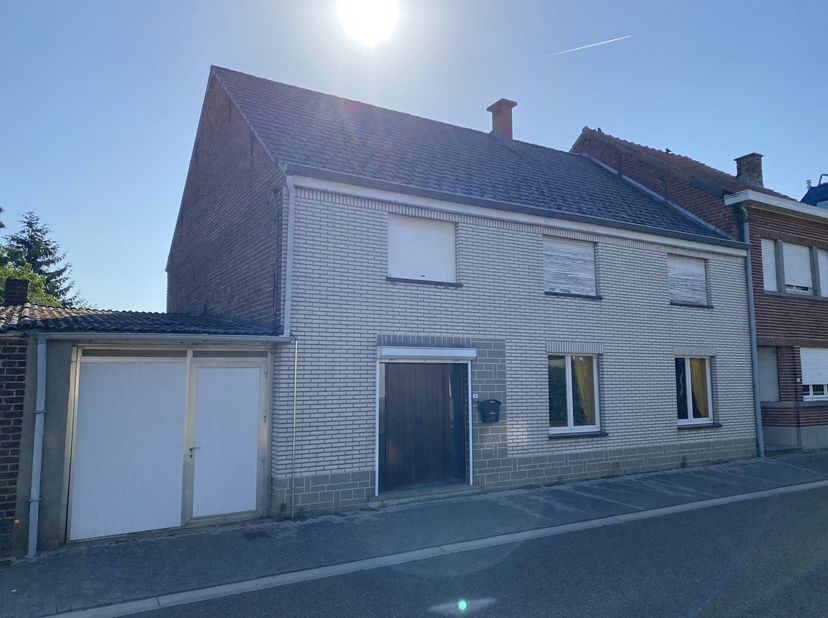 Rustig gelegen te renoveren 3-gevel woning, nabij het centrum van Veltem-Beisem en op 1,5km van het treinstation.<br />
Gelijkvloers: Inkomhal, woonka