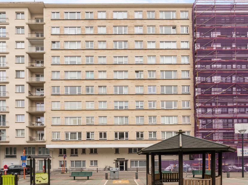 Blankenberge: Gelijkvloersappartement met 3 slaapkamers te koop aan achterzijde van Zeedijk. Op het casinoplein van Blankenberge vinden we dit ruim ge