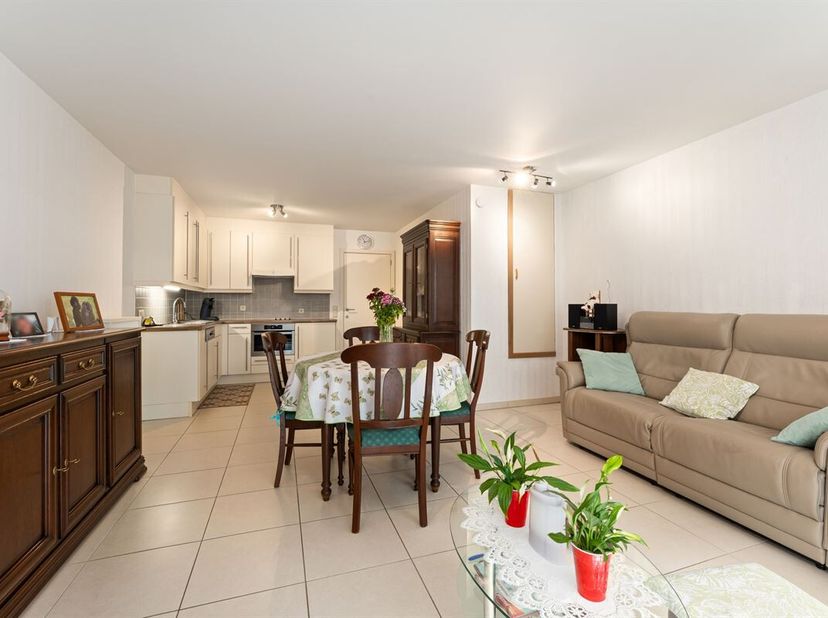 Instapklaar 2-slaapkamerappartement met twee zonneterrassen op topligging.<br />
Op een uitstekende locatie in de Gentstraat te Bredene, op wandelafst