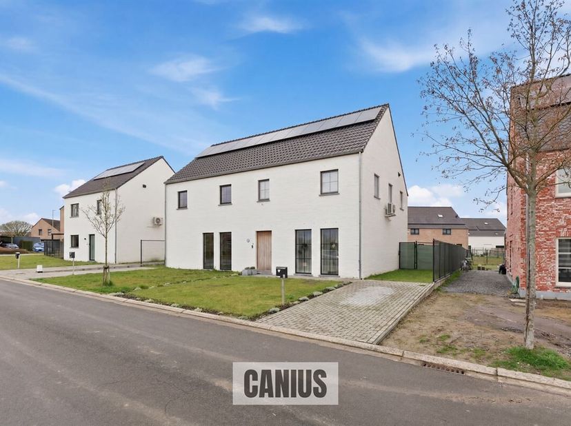 LANDELIJKE WONING MET 3 SLKS &amp; TUIN<br />
In het rustige &amp; groene Munsterbilzen, deelgemeente van de stad Bilzen-Hoeselt treffen wij de verkaveling Mu