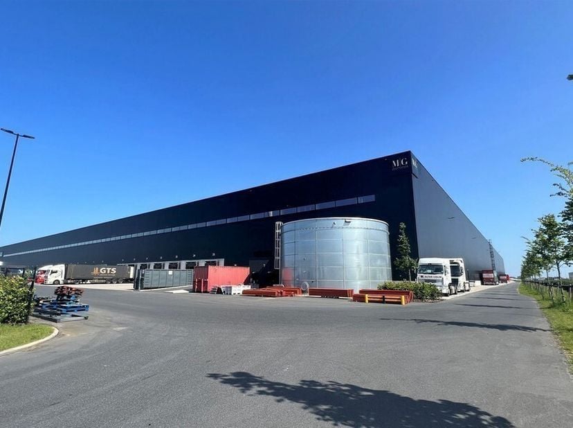 11 000m² de nouveaux entrepôts avec 8 quais de chargement équipés de niveleurs de quai en carbone, dans un bâtiment à énergie neutre<br />
Emplacement