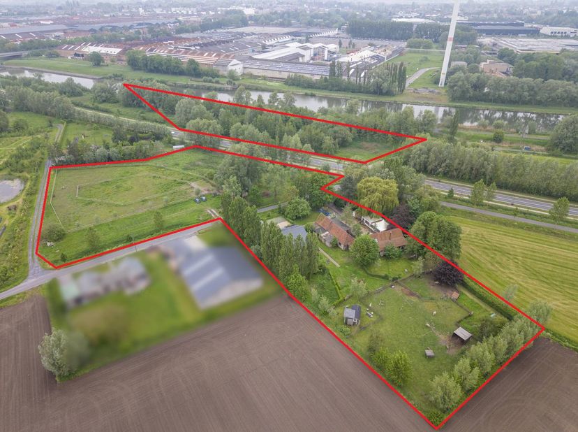 Cette ferme exceptionnelle est située le long d'un itinéraire pédestre et cyclable très prisé, où vie, tourisme et expérience se marient harmonieuseme