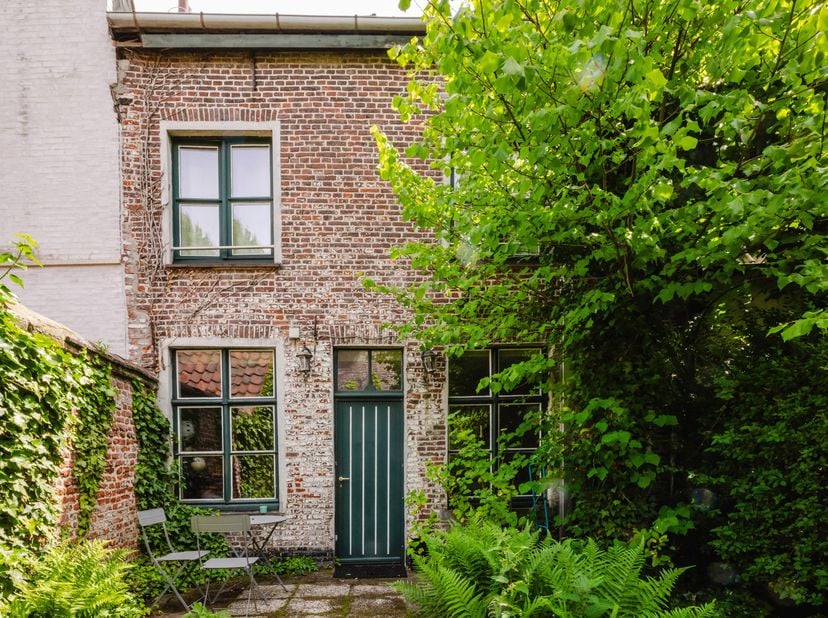 Ligging<br />
Deze interessante opbrengsteigendom is gelegen in het charmante Huidevetterken, een rustige straat op wandelafstand van het historische