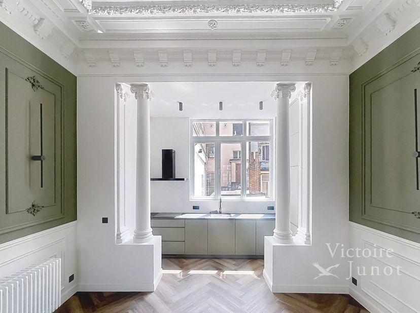 Bien présenté par Carla Rodriguez : carla.rodriguez@victoire.be<br />
Victoire Junot vous propose ce bel appartement rénové de 50 m2 (selon peb), dans