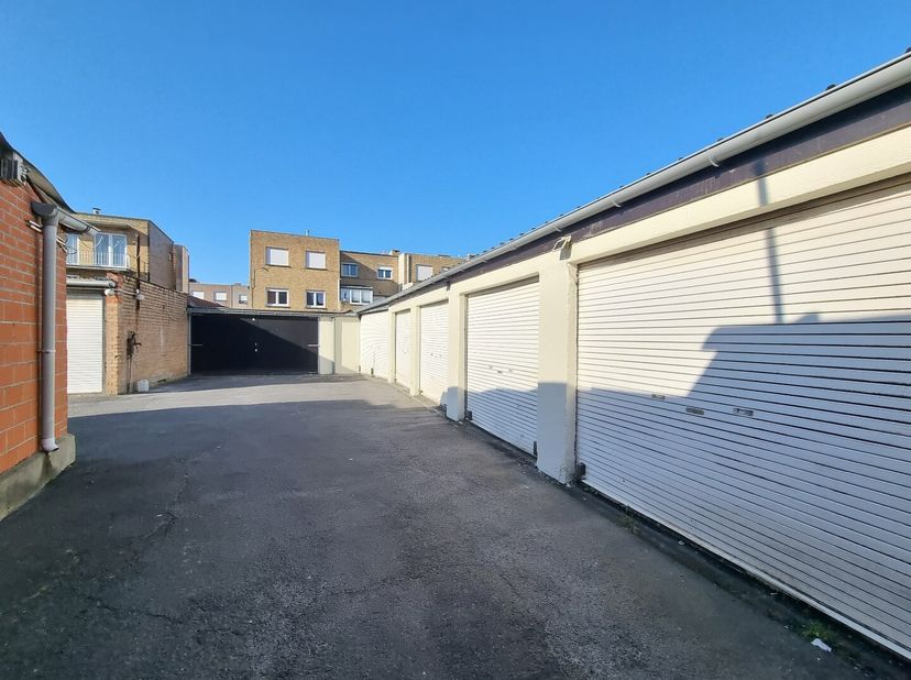 Garage centralement située à distance de marche de la gare. Idéale pour éviter la pression croissante de stationnement à Heist ou pour l'utiliser comm