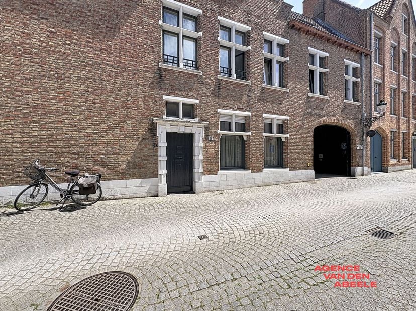 Cet appartement chaleureux à Bruges dispose d'une chambre et d'une salle de bain moderne, idéal pour une personne seule ou un couple à la recherche de