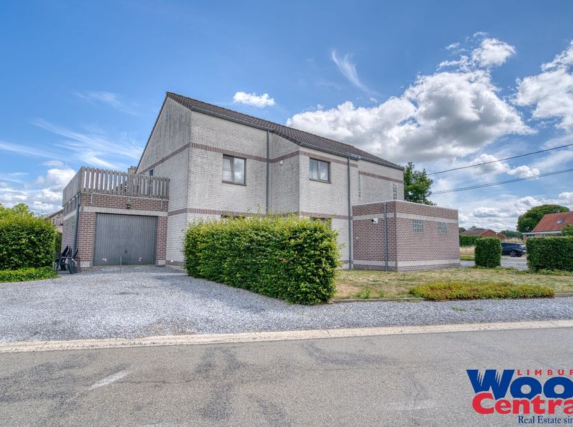 Deze verzorgde en lichtrijke woning in Houthalen-Helchteren is ingedeeld in twee volwaardige appartementen, elk met een eigen busnummer en een bewoonb
