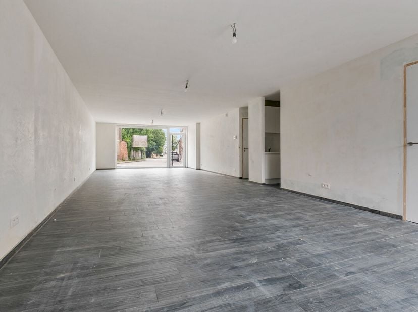 LiggingHet nieuwbouw handelsgelijkvloers in residentie "Annabel", is gelegen in de Diederikstraat 10 te Assenede. Deze ligging is perfect voor een ond