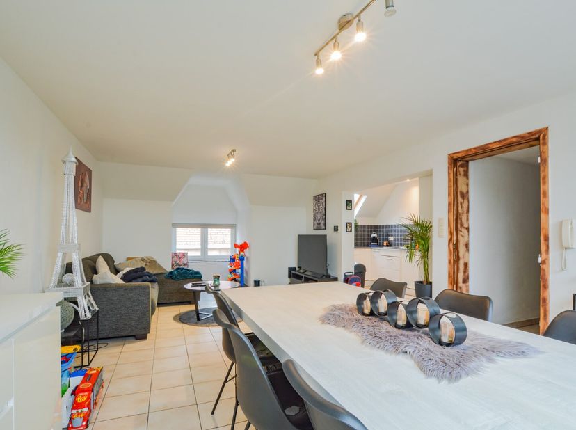 Dit gezellig appartement van 80 m², gelegen in het hart van Eernegem, biedt een ideale mix van comfort en functionaliteit. Het beschikt over een gunst