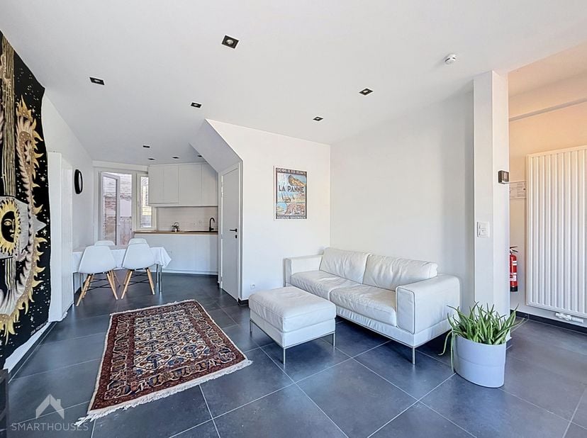 Uitstekend gelegen en gerenoveerde bel-etagewoning met ruime garage (20m²) op slechts 250 meter van winkels, openbaar vervoer, een speelplein, de zeed