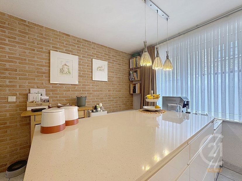 Deze verzorgde en centraal gelegen woning in Gistel, op korte afstand van scholen en winkels, biedt verrassend veel ruimte en comfort.<br />
Via de in