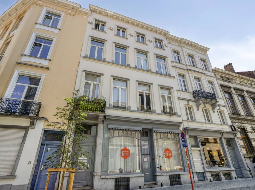 Deze goed onderhouden commerciële ruimte bevindt zich op een uitstekende locatie nabij het Fernand Cocqplein. Met een totale oppervlakte van 103,47m²