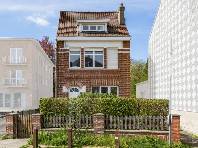 Gelegen in het charmante dorp Limal, geniet deze vrijstaande te renoveren woning van een strategische ligging, vlak bij Waver, stations, belangrijke i