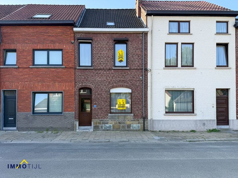 Deze gunstig gelegen woning nabij het centrum van Aalst biedt een uitstekende opportuniteit voor wie op zoek is naar een woning die, na renovatie- en