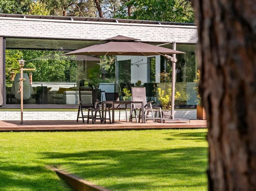 Dans le quartier européen de Mol se trouve cette charmante maison d'architecte de plain-pied sur un terrain de 1 560 m². Grâce à la lumière agréable,