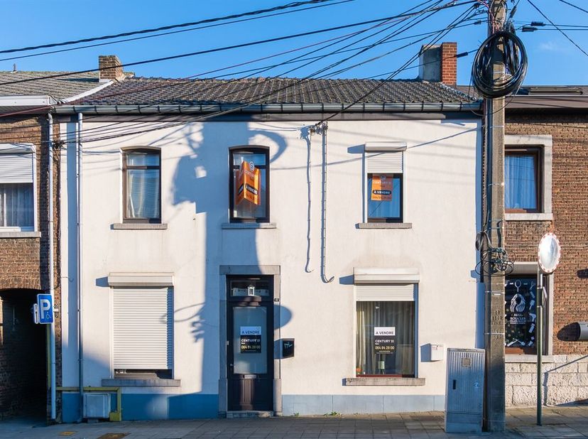 Immeuble sur 5 ares 60ca dans un quartier calme et proches des commerces et des transports, divisé en deux appartements composé chacun, d'une cuisine,