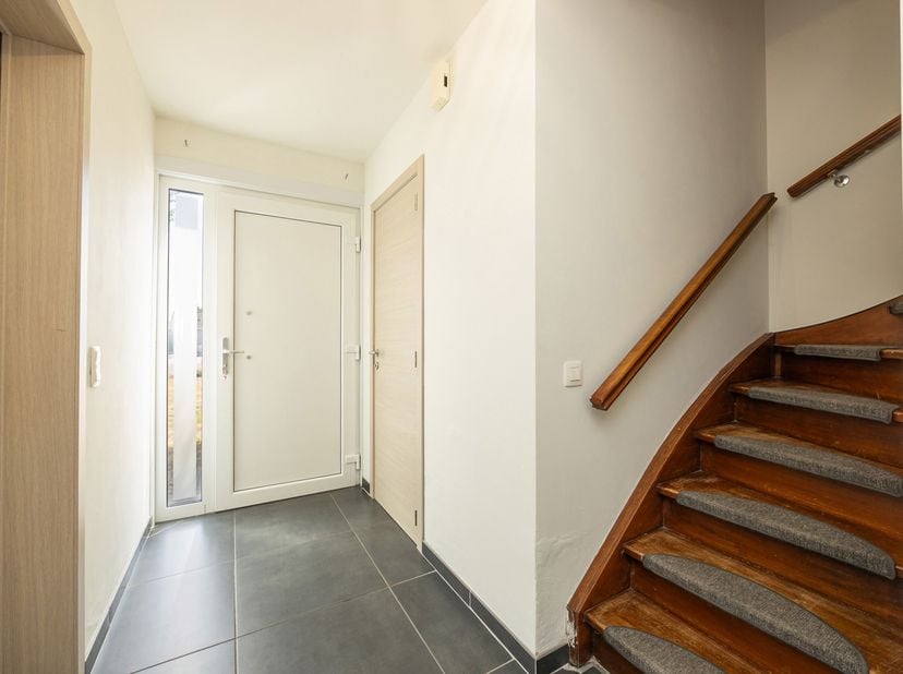 INSTAPKLARE, GEZELLIGE GEZINSWONING (HOB) MET 3 SLAAPKAMERS, INPANDIGE GARAGE OP RUIM PERCEEL TE GENK (WINTERSLAG)<br />
We vinden deze gerenoveerde,