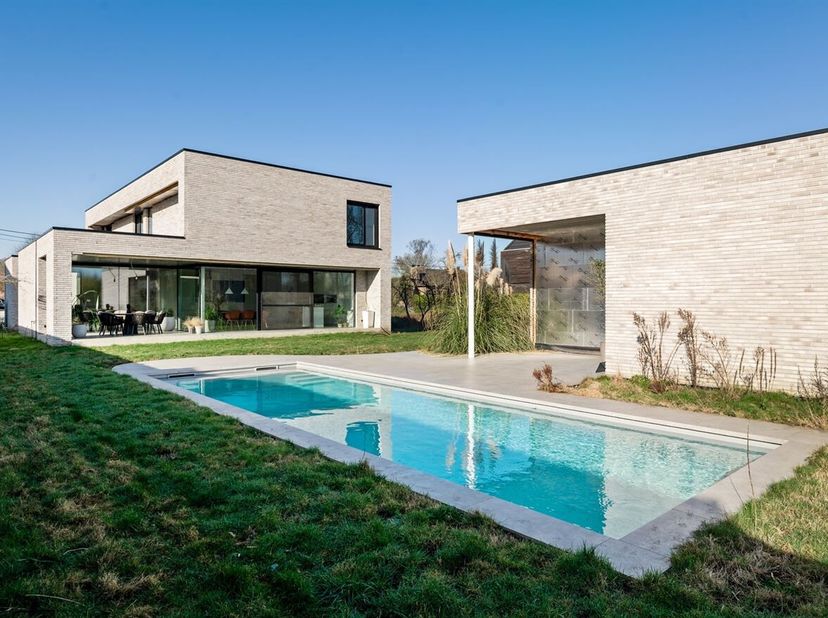 Recente energiezuinige woning (2021) met zwembad, bijgebouw en praktijkmogelijkheden op perceel van 18 are. <br />
In een rustige straat, op een boogs