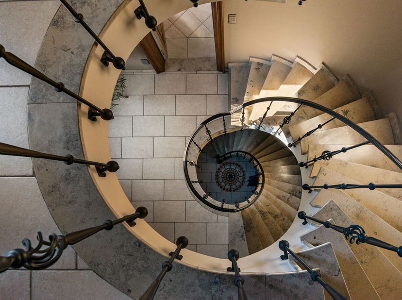 Ruim woon- en handelspand met 4 slaapkamers en groot terras op commerciële toplocatie<br />
Op een centrale verbindingsas met sterke visibiliteit tuss