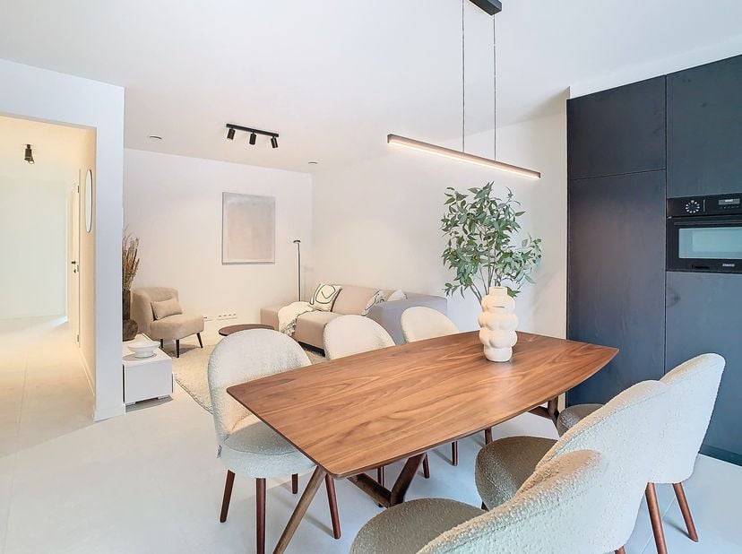 Dit 2-slaapkamer appartement is gelegen op de tweede verdieping, heeft een bruto bewoonbare oppervlakte van 75,51m² en is voorzien van een gezellig te